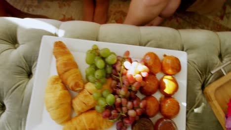 las damas de honor brindando una copa de champán y disfrutando de la comida 4k 4k
