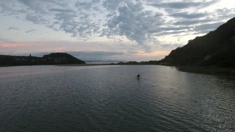 Kayak-En-El-Océano-Al-Amanecer-A-Lo-Largo-De-La-Costa-De-Sudáfrica