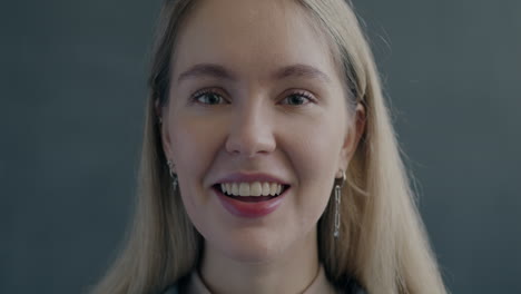 retrato de una mujer feliz