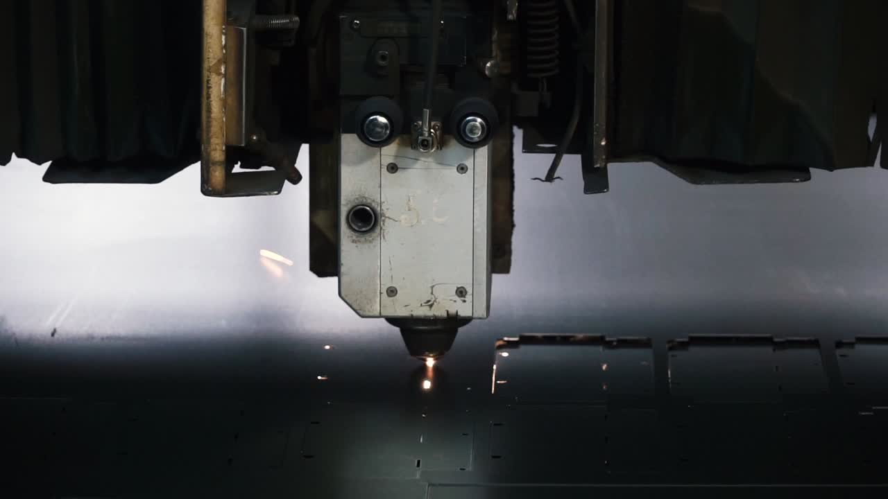 작동 중인 레이저 절단 기계