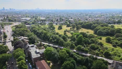 Leyton-Flats-Mit-Skyline-Von-London-Im-Hintergrund-Drohnenaufnahmen