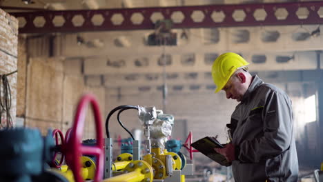 Arbeiter-Mit-Helm-In-Der-Fabrik