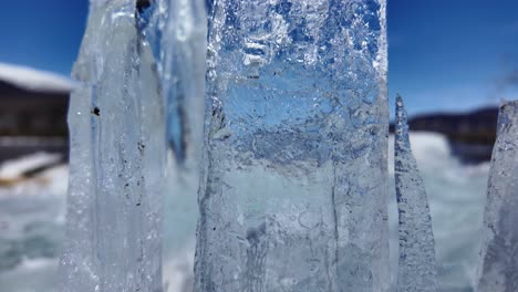 Una-Vista-De-Cerca-De-Un-Grupo-De-Pilares-De-Hielo-Erguidos-En-Un-Paisaje-Helado