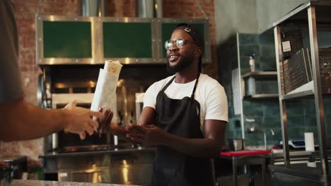 El-Negro-Da-La-Orden-Al-Visitante-Y-Le-Levanta-El-Pulgar-En-Señal-De-Aprobación.-Un-Hombre-Es-Feliz-En-Su-Profesión