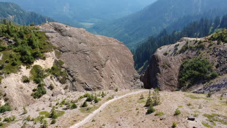 Drohnenaufnahmen-Vom-Ape-Canyon-In-Der-Nähe-Des-Mount-Saint-Helens-Bei-Einem-Langsamen-Überflug-über-Den-Canyon