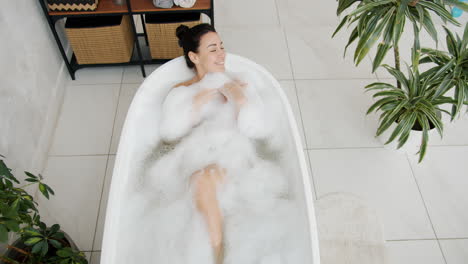 una mujer disfrutando de un relajante baño de burbujas.