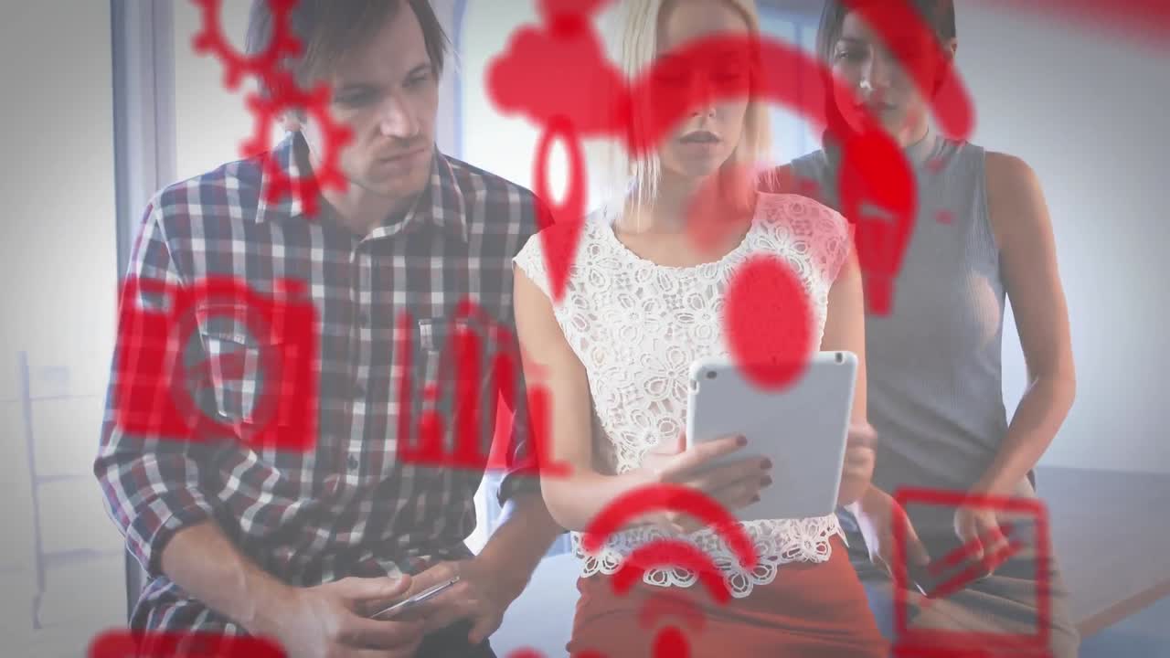 디지털 아이콘이 디지털 태블릿을 사용하는 사무실 동료에 대해 떠다니고 있습니다.