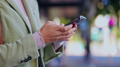 Teléfono-Inteligente-En-Las-Manos,-Mujer-En-La-Ciudad-Y-Escribiendo