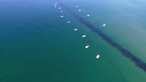 barcos que pescan en un embarcadero de roca frente a la costa de cristal de carolina del norte