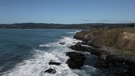 Vista-Aérea-De-Las-Olas-En-Punta-De-Lobos,-Pichilemu-En-Un-Día-Soleado