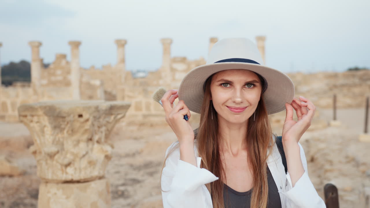 고대 유적 에 있는 여자