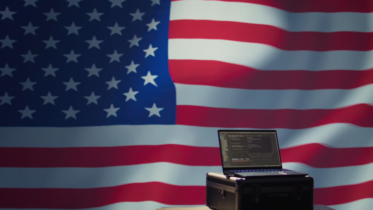 portátil en el centro de mando de la cia utilizado por agentes antiterroristas para hacer vigilancia