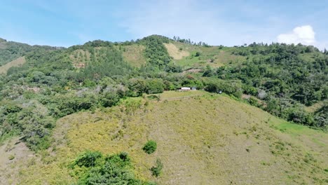 Finca-En-Verdes-Montañas-De-Bonao,-República-Dominicana