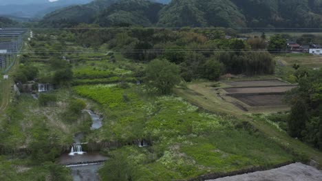 Mt-Daisen-En-La-Prefectura-De-Tottori,-Inclinar-Hacia-Abajo-Revelando-La-Construcción-Del-Río