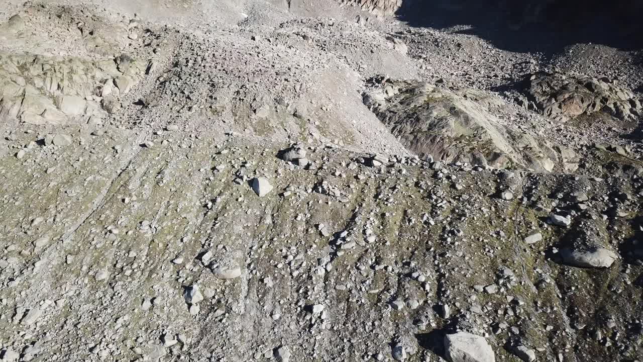 Bjergkammen på et alpint klippebjerg