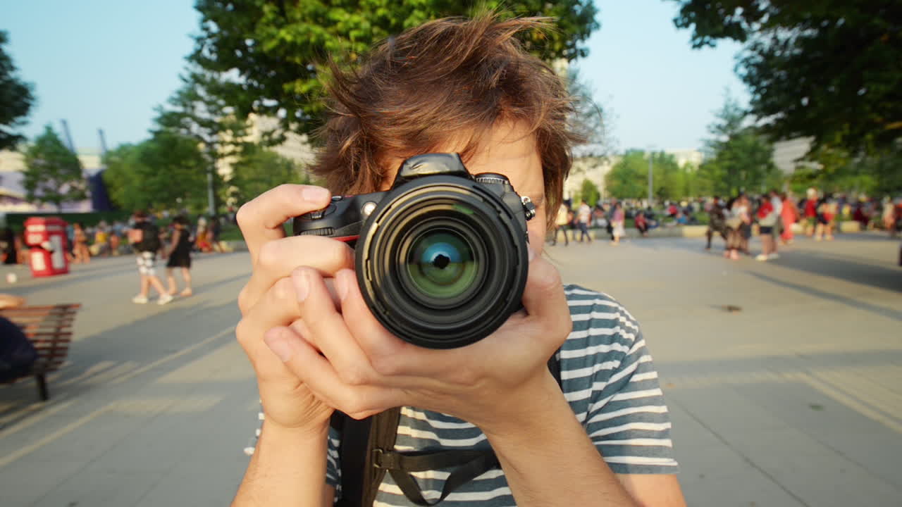 Fotografo di viaggio turista che fotografa la città di Londra al tramonto