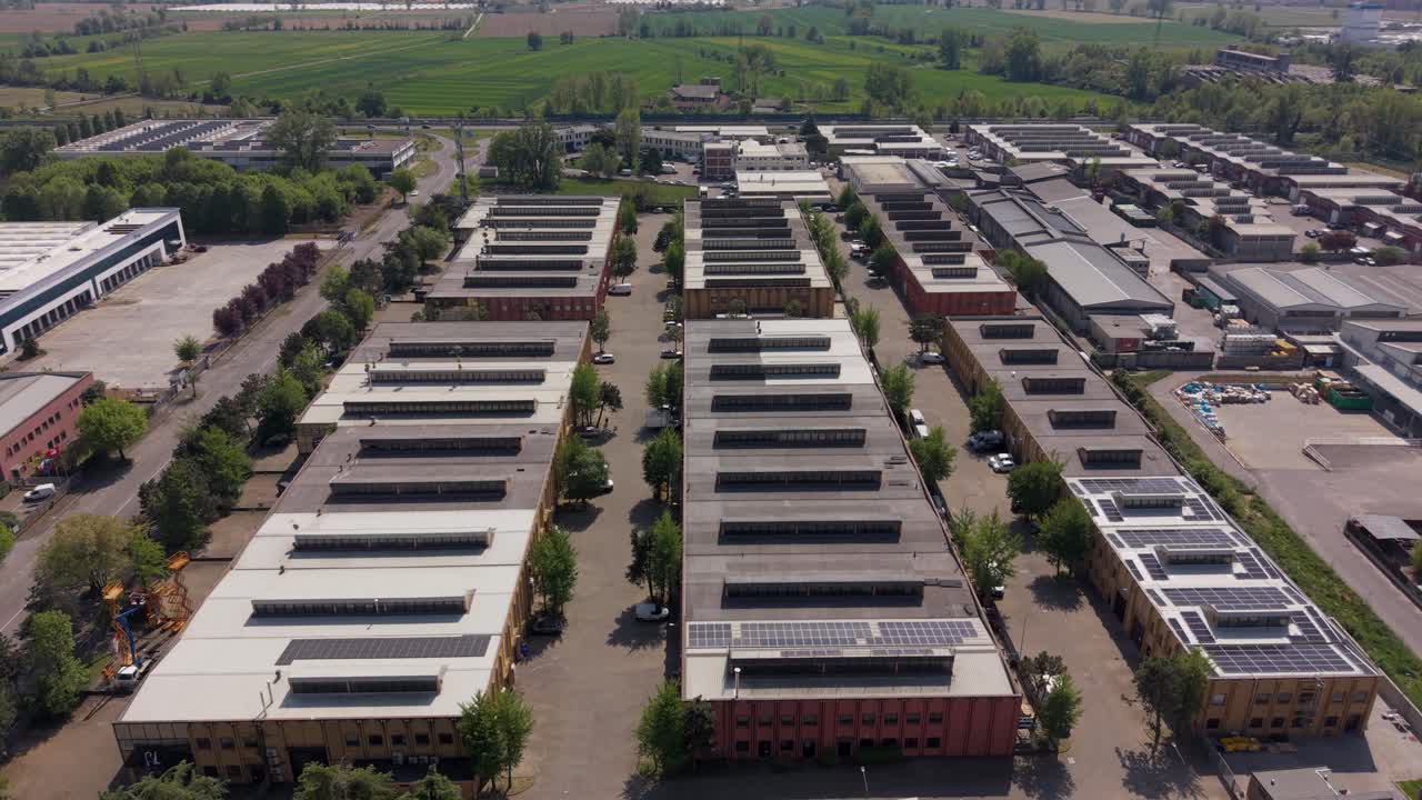 Ripresa aerea con drone di magazzini di produzione e logistica nelle periferie industriali di Milano, Italia