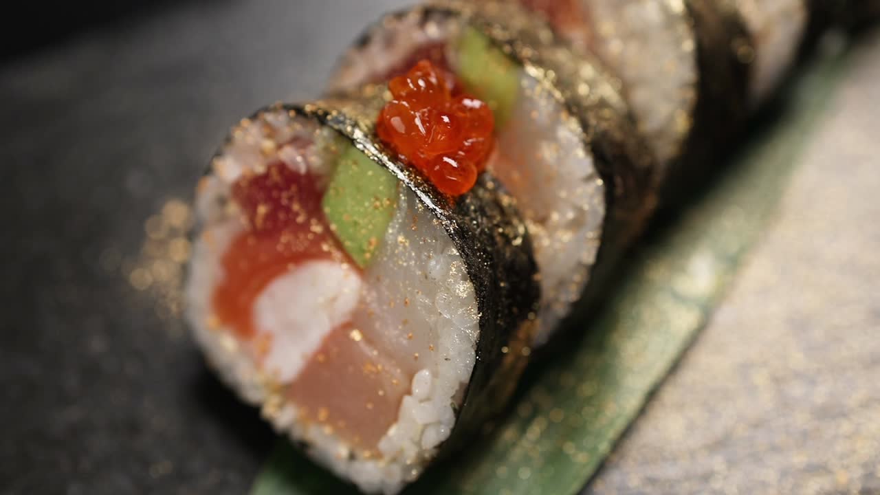 rollo de sushi dorado