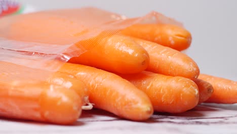 Frische-Karotten-Auf-Einem-Schneidebrett-Auf-Dem-Tisch