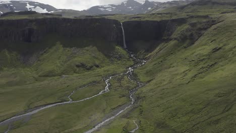 volando hacia la cascada de grundarfoss, atracción turística en el paisaje de islandia