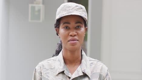 animación de una soldado afroamericana mirando a la cámara