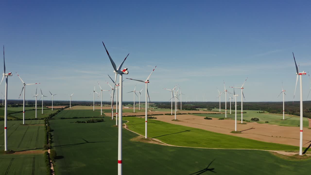 시골 풍경 에 있는 풍력 발전소 의 공중 사진