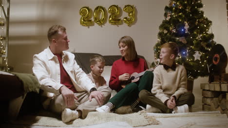 neujahrsfeier im wohnzimmer.