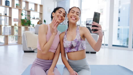 fitness, yoga o amigos se hacen una selfie