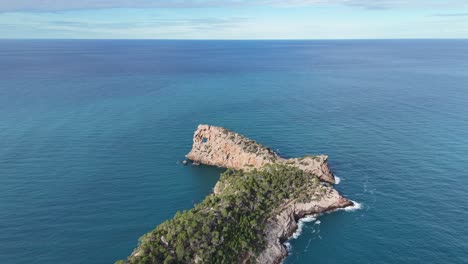 Mirador-De-Sa-Foradada-Halbinsel-Auf-Mallorca,-Blaues-Meer-Umgibt,-Luftaufnahme