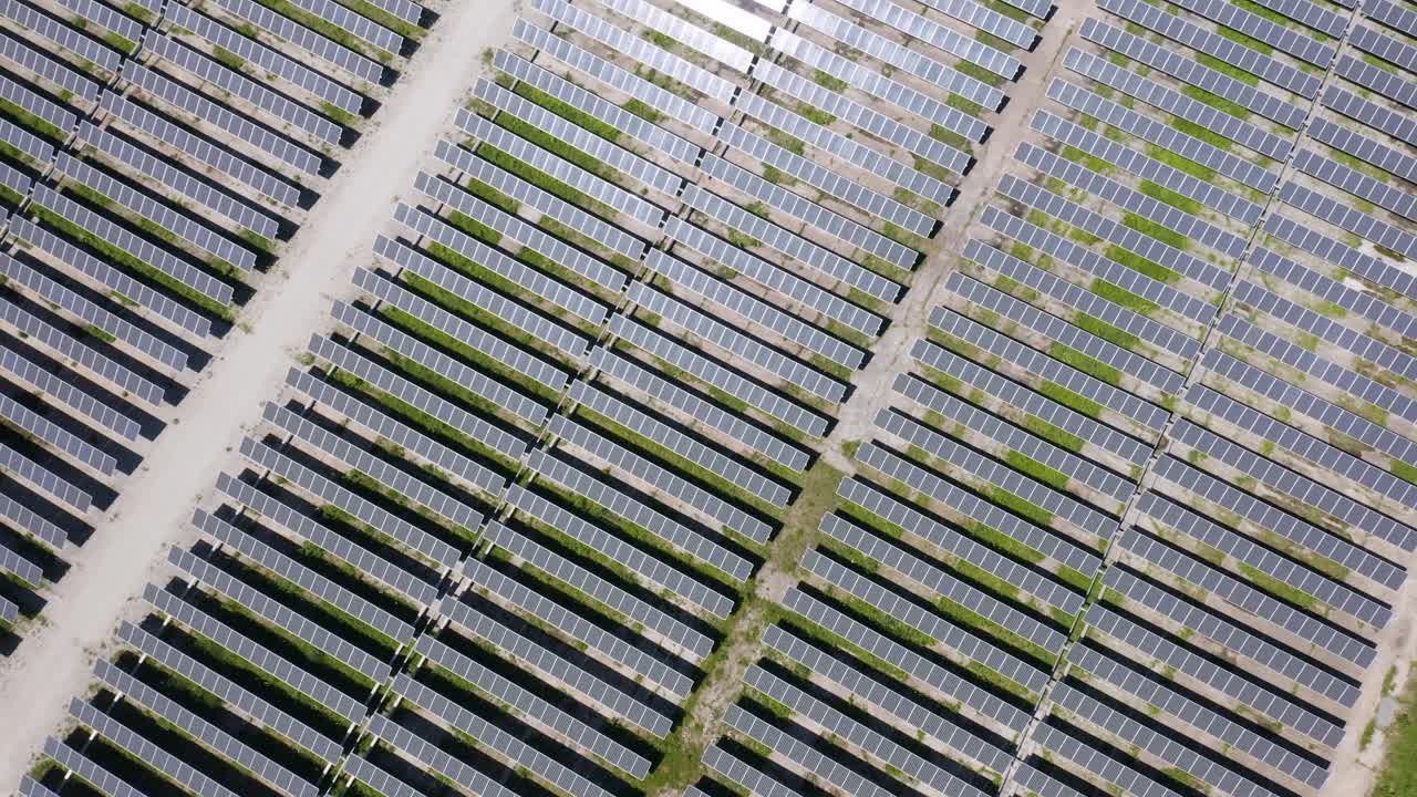 Pedestal Up Reveals Giant Solar Farm in Middle of Nowhere Midwest USA