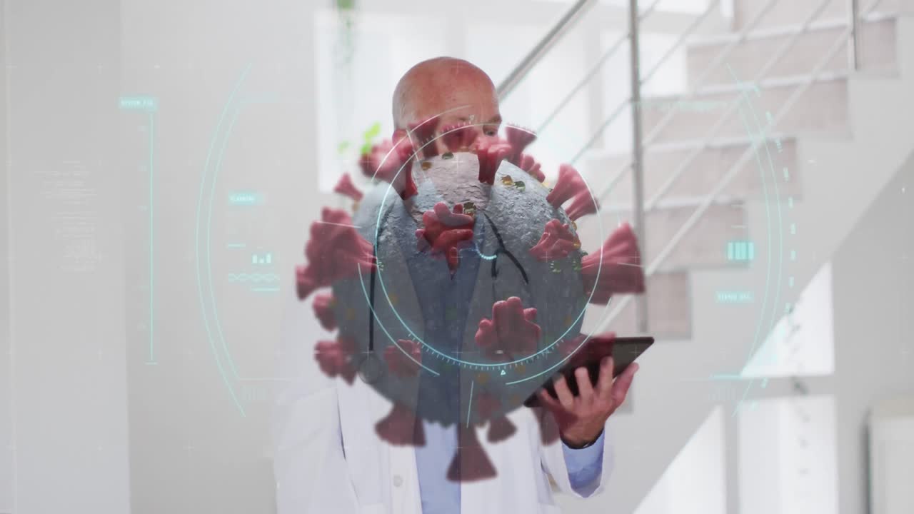 animación de una célula de covid-19 sobre un médico masculino de alto nivel que usa una tableta y usa una máscara facial