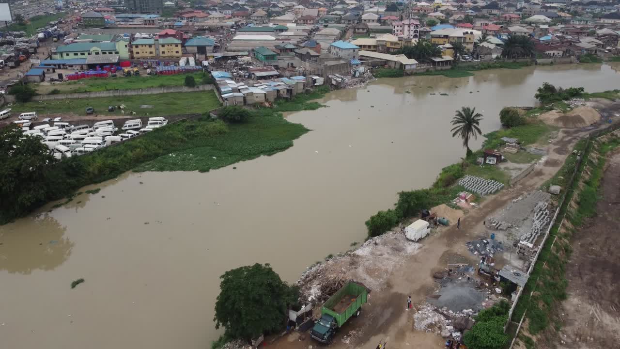 강 근처 에 있는 내륙 도시 정착촌 의 공중 촬영