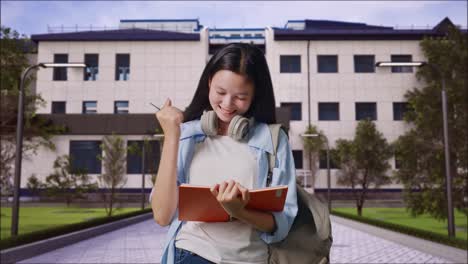 estudiante feliz celebrando el éxito
