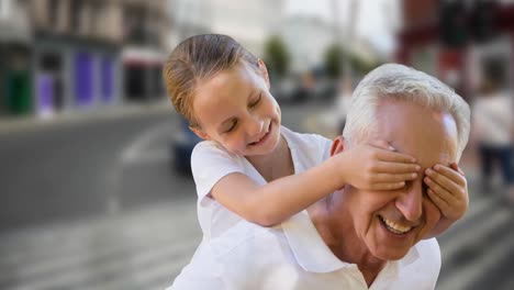 animación de un feliz anciano caucásico con una nieta en la ciudad