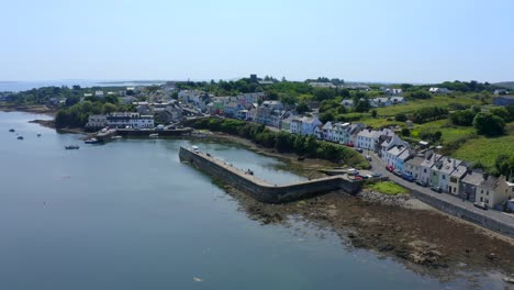 Roundstone-Village,-Connemara,-Grafschaft-Galway,-Irland,-Juli-2021