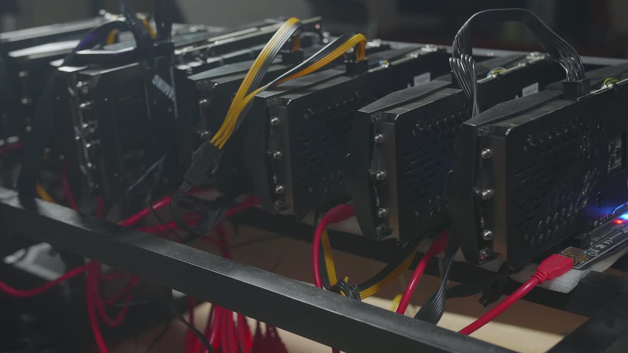 close up de la plataforma de minería de criptomonedas trabajando