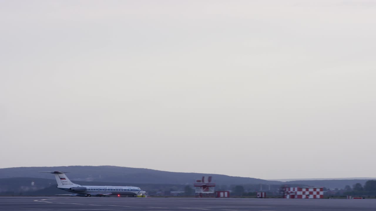 escena del aeropuerto con avión y vehículo de apoyo