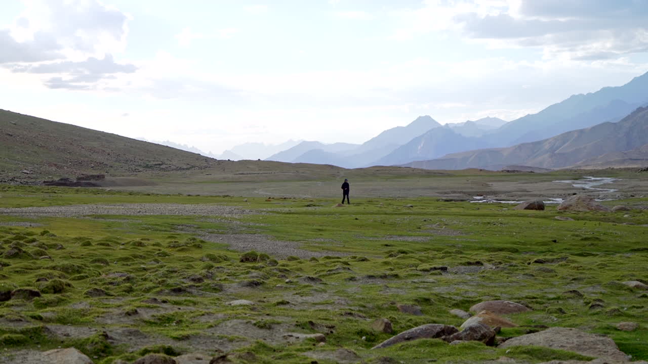 히말라야 평원을 궁금해하는 한 남자의 멋진 풍경 사진