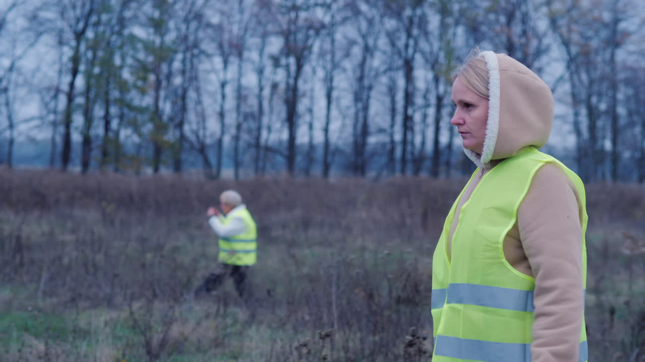 un grupo de voluntarios está buscando a un niño desaparecido en el bosque están en la línea su nombre i