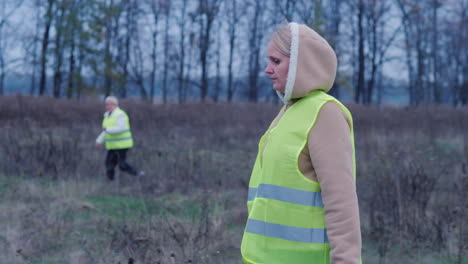 un grupo de voluntarios está buscando a un niño desaparecido en el bosque están en la línea su nombre i