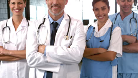 equipo médico sonriente con los brazos cruzados