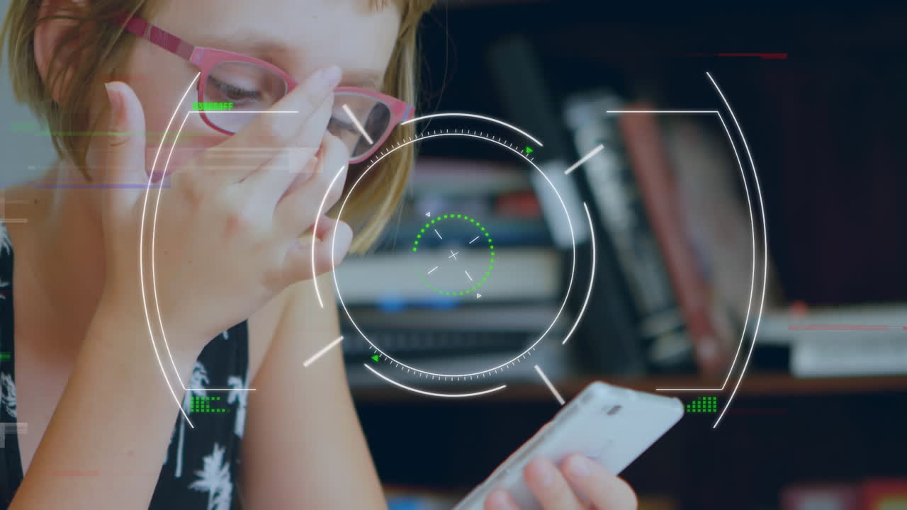 animación de escaneo de alcance y procesamiento de datos sobre una niña que usa un teléfono inteligente