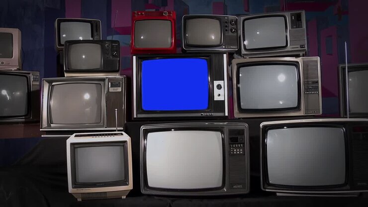 Un televisor antiguo vintage con pantalla de croma azul apilado entre muchos televisores retro. Alejar. Resolución 4K