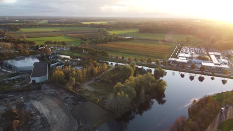 Helmond-City-Con-Río-Al-Otro-Lado-De-La-Ciudad-En-Una-Bonita-Puesta-De-Sol-Con-El-Reflejo-De-Los-árboles-En-El-Agua