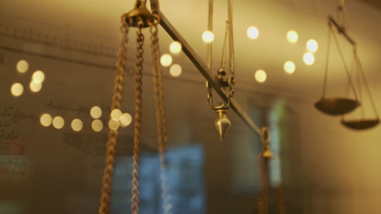 유리 뒤에서 황금 비늘을 쏘다