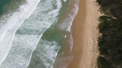 Summer-Beach-With-Foamy-Waves-Onto-Shoreline-At-Sawtell-In-New-South-Wales,-Australia