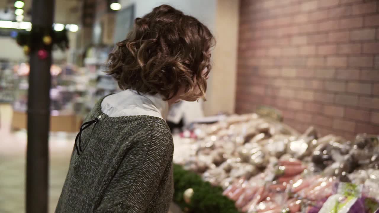 해변 근처 판자 산책로에 주차된 자전거