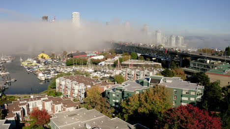 Subida-Aérea-Sobre-El-Pintoresco-Paseo-Marítimo-De-Vancouver-En-Una-Mañana-Nublada