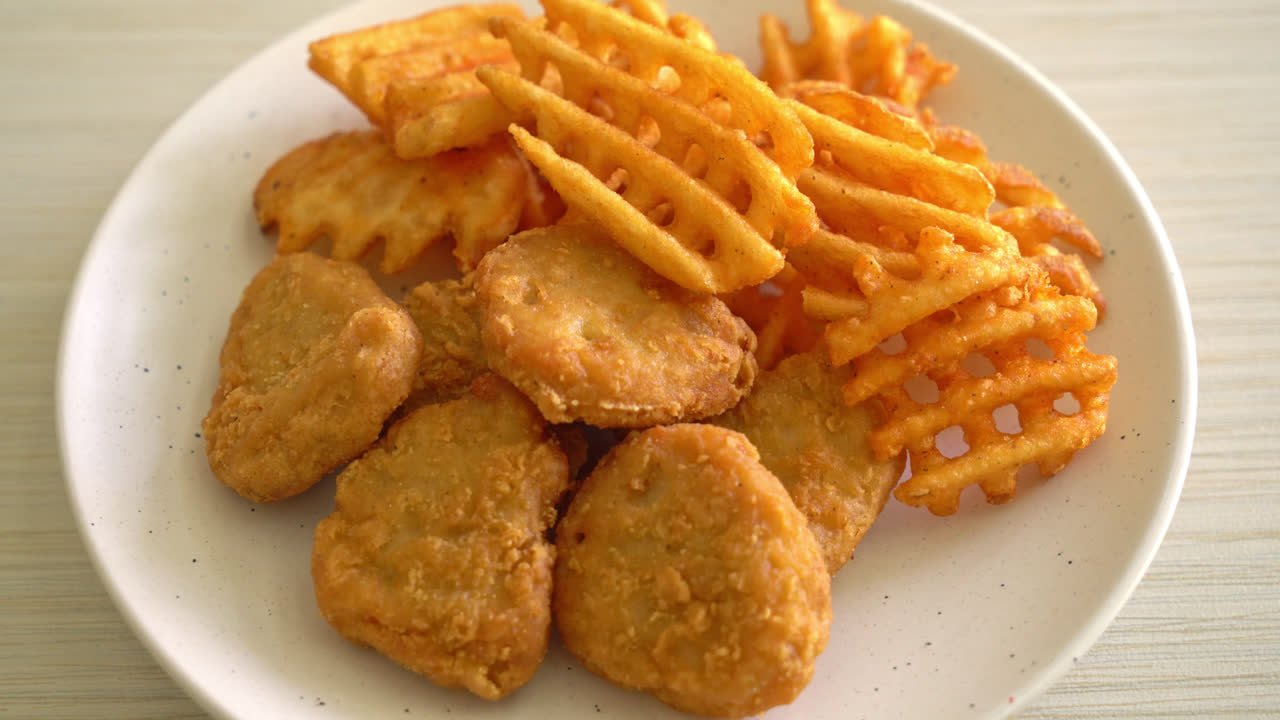 nuggets de pollo frito con patatas fritas
