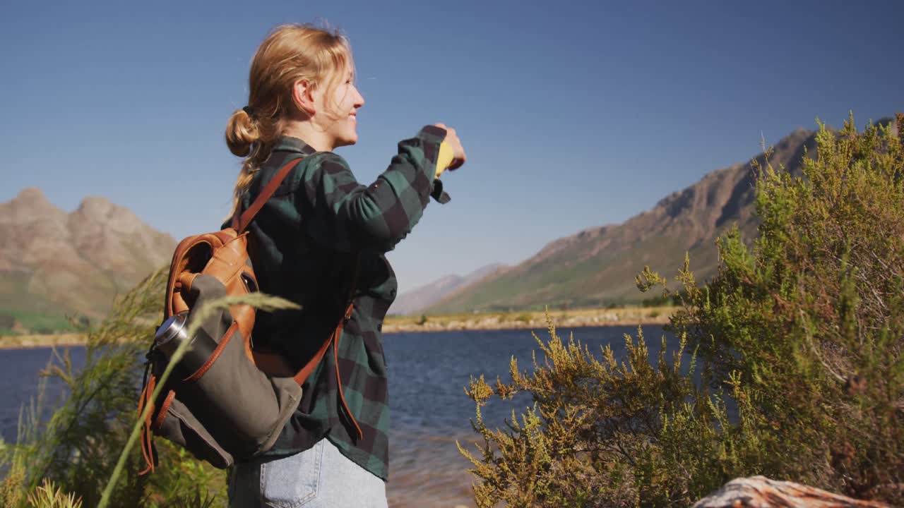 mujer caucásica disfrutando del paisaje